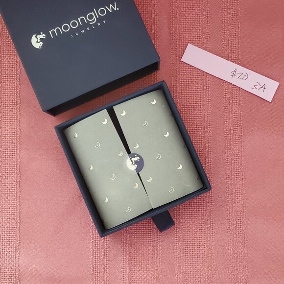 Moonglow necklace 3A phase moon glow pendant on chain - Picture 4 of 4